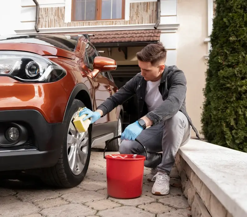 Lavage auto à domicile Rang-du-Fliers : professionnel intervenant sur un véhicule