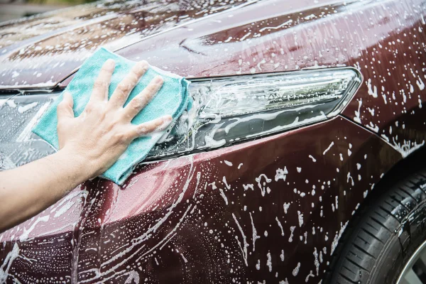 Nettoyage extérieur de voiture à domicile : détailing carrosserie